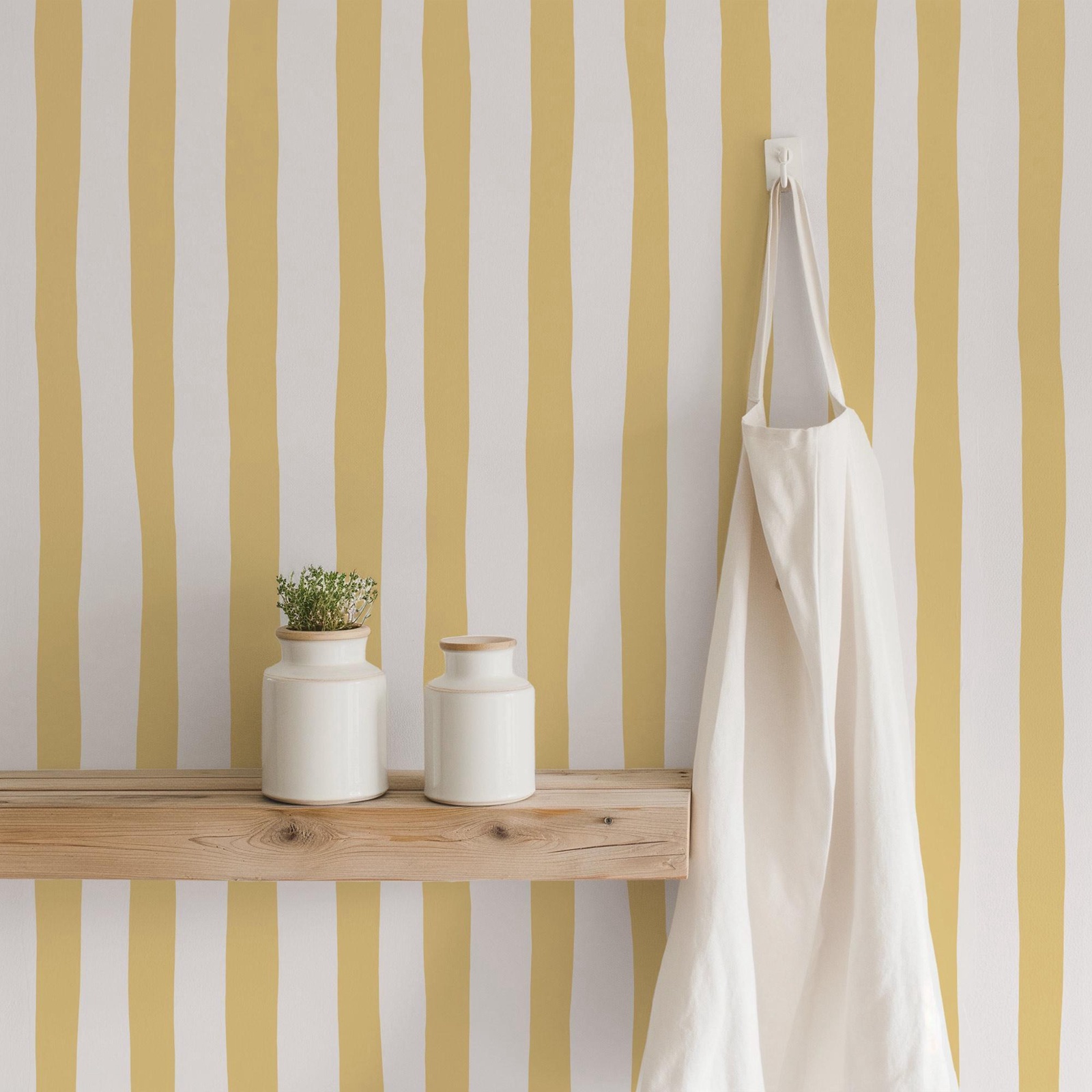 Baby Nursery Peel And Stick Wallpaper - サンシャインイエローのゆらぎ模様の壁紙、剥がして貼るだけ、ソフトなペインター風のストライプの壁画、赤ちゃんの保育園用、または伝統的な壁紙